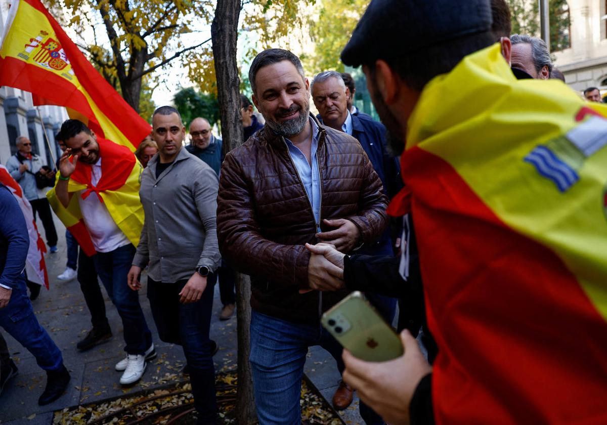 Abascal saluda a unos manifestantes en la concentración de Madrid del 18 de noviembre