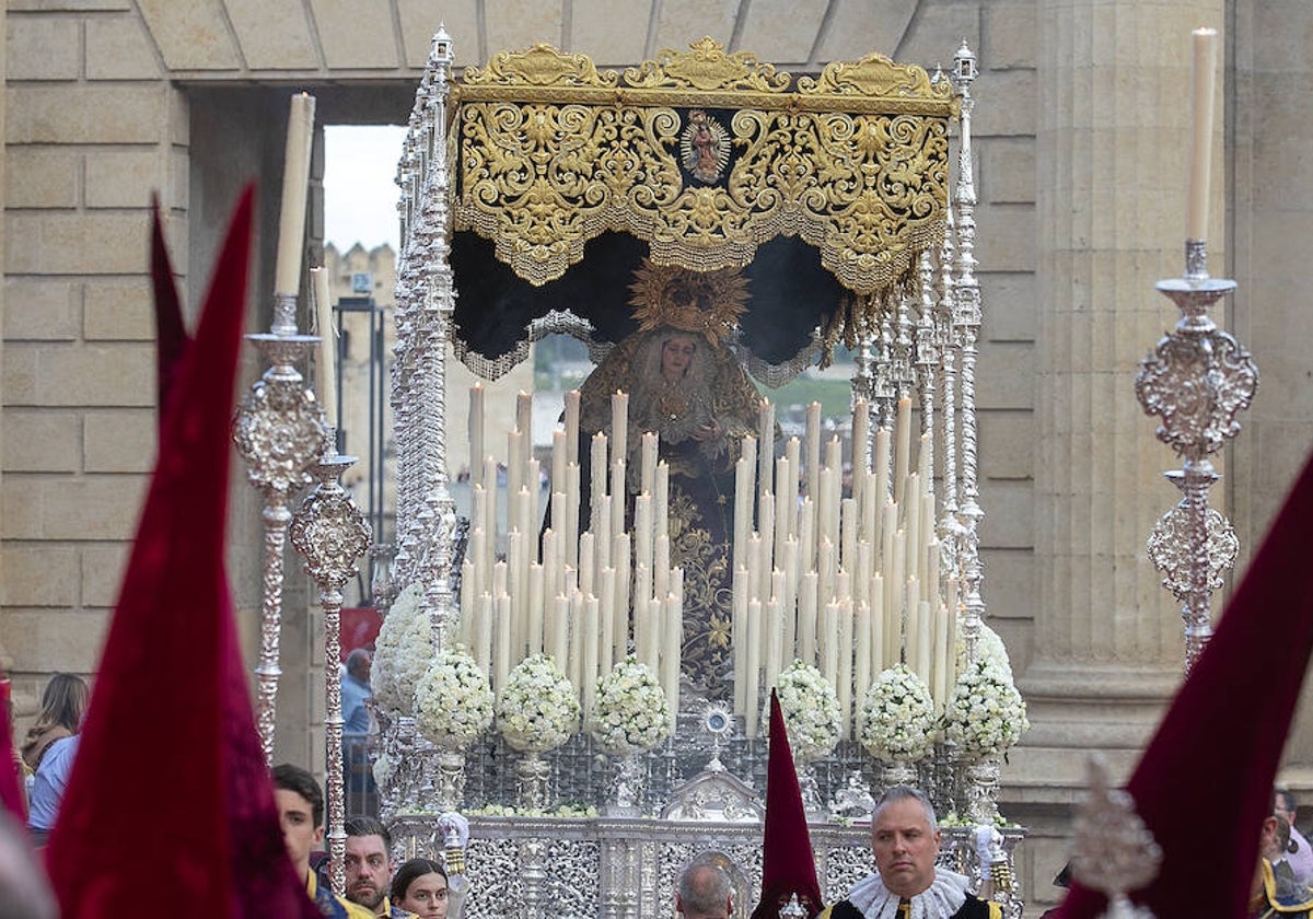 Palio del Dulce Nombre pasando por la Puerta del Puente, el pasado Lunes Santo