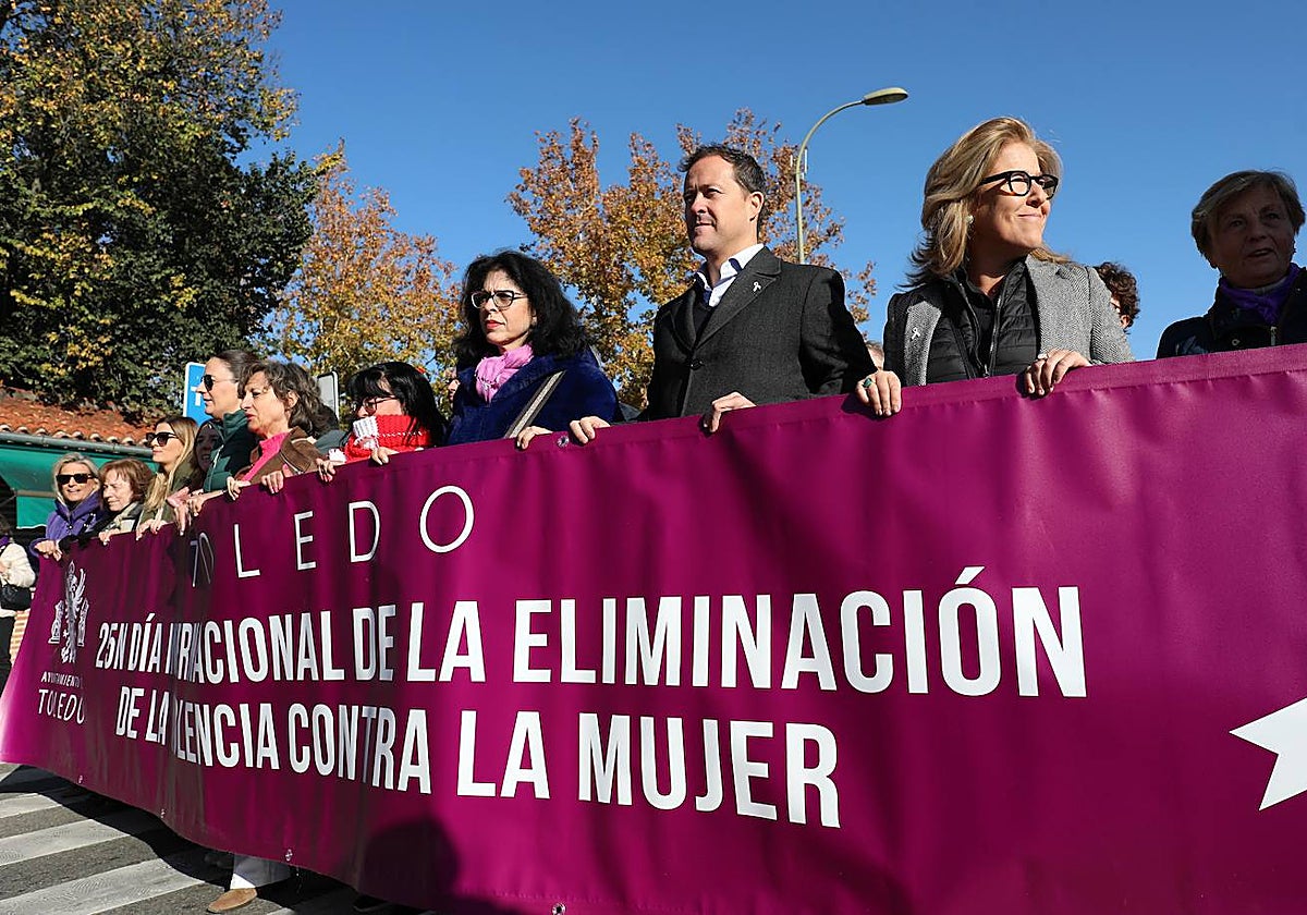 El alcalde ha participado en la marcha convocada por el Consejo Local de la Mujer