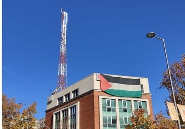 Cuelgan una bandera de Palestina y una pancarta frente a la embajada de Israel en Madrid