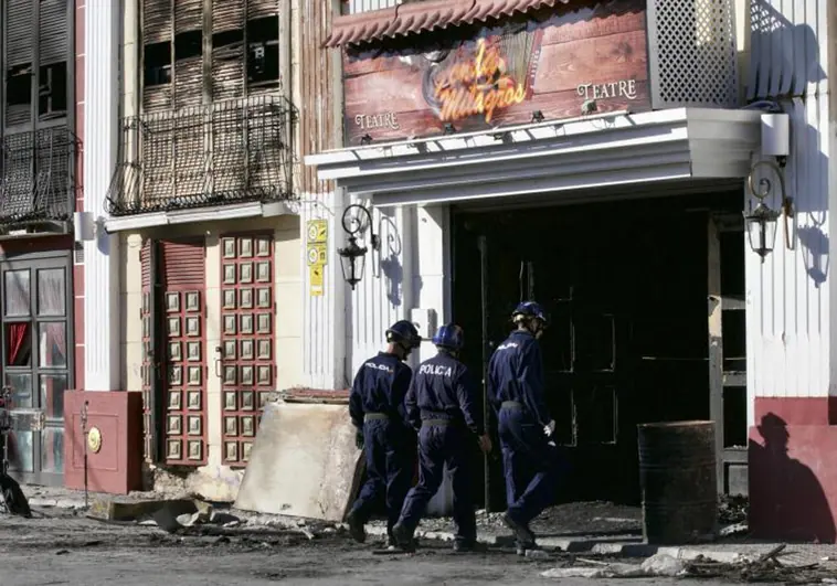 Agentes de la Policía Nacional trabajan en la zona afectada por el incendio