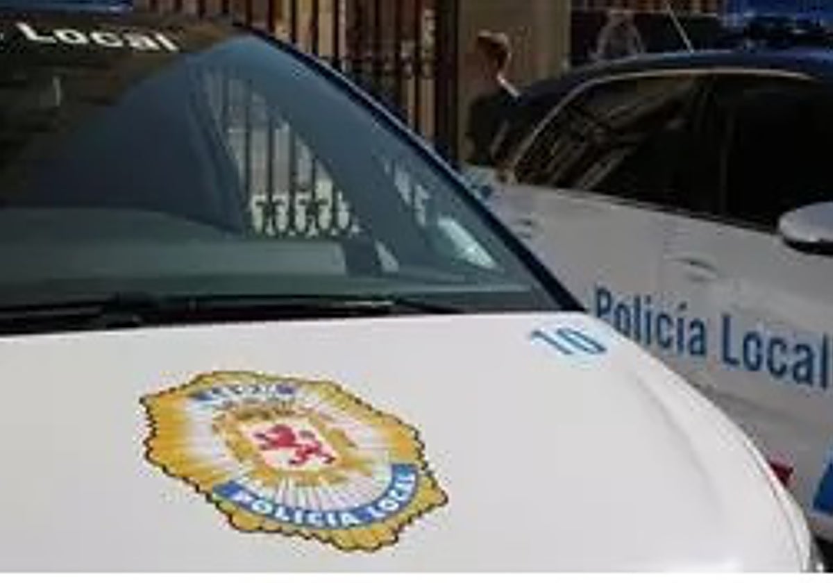 Coches patrulla de la Policía Local de León en una imagen de archivo