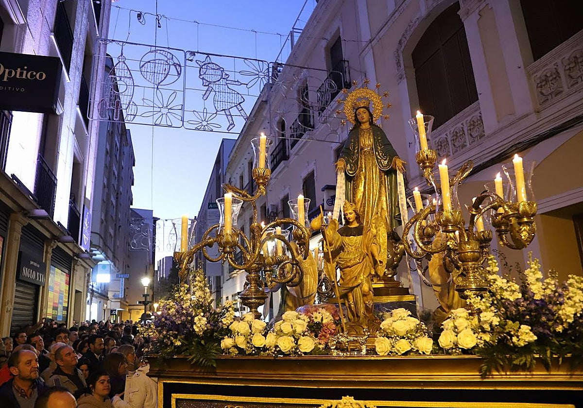 La Virgen de la Medalla Milagrosa, en la calle Gondomar, poco después de salir