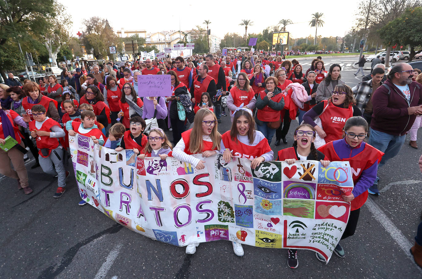 Fotos: la concurrida manifestación contra la violencia machista en Córdoba