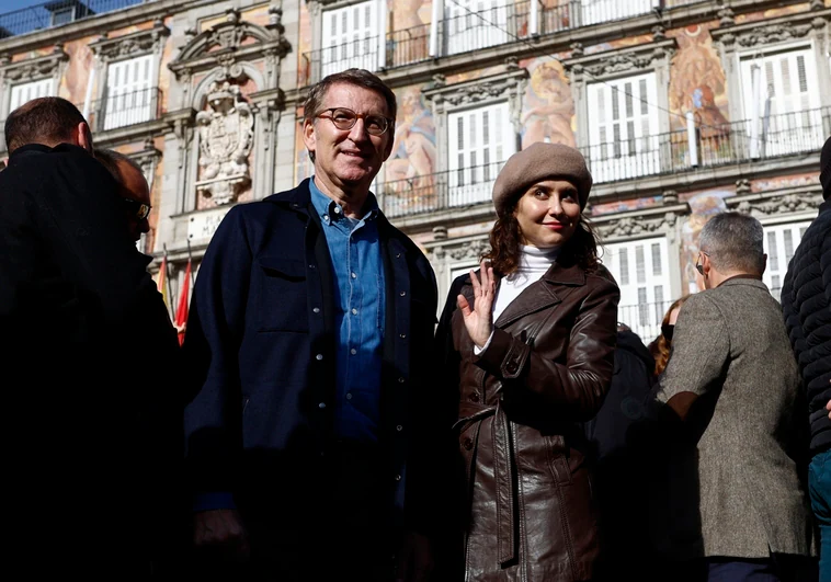 Alberto Núñez Feijóo e Isbael Díaz Ayuso, este domingo en la Plaza Mayor de Madrid