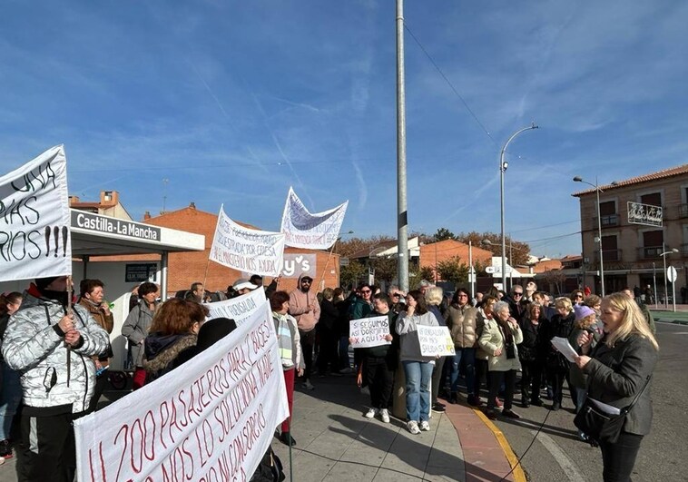 Concentración en Fuensalida, este domingo, junto a la estación de autobuses