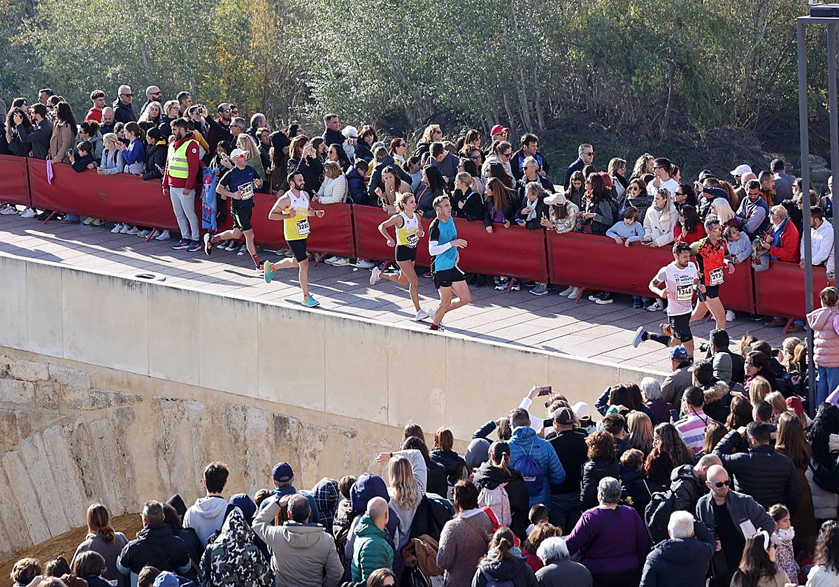 Los participantes en la entrada a la Puerta del Puente