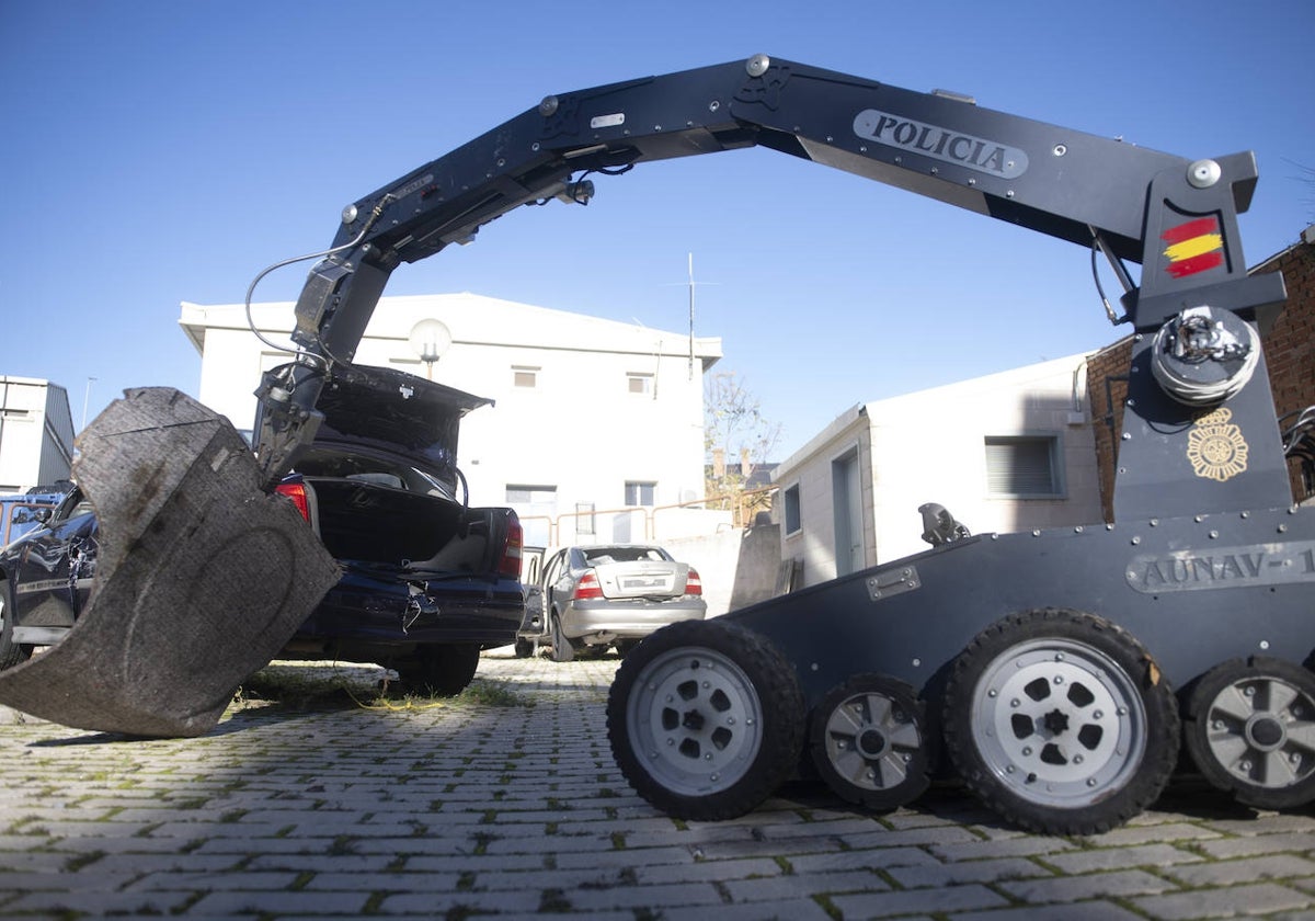 El robot del Tedax trabaja en un coche con explosivos