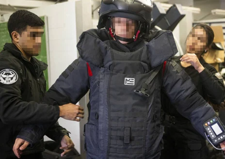 Imagen secundaria 1 - Un policía, con el traje de protección, se acerca a un bidón en el que hay material bioquímico. Dos compañeros ayudan a vestirse a un Tedax antes de acudir a desactivar un explosivo. Y una agente controla el robot del Tedax a distancia