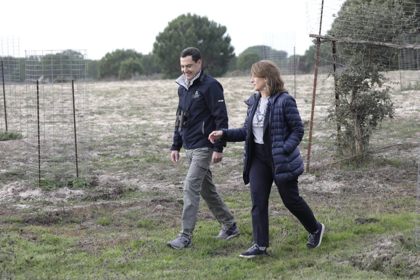 Teresa Ribera y Juan Moreno, durante su paseo por el parque nacional, previo a la firma 