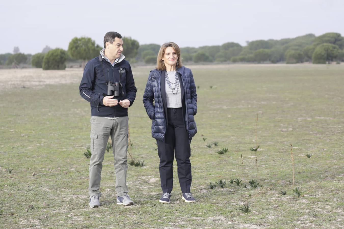 Teresa Ribera y Juan Moreno, durante su paseo por el parque nacional, previo a la firma 