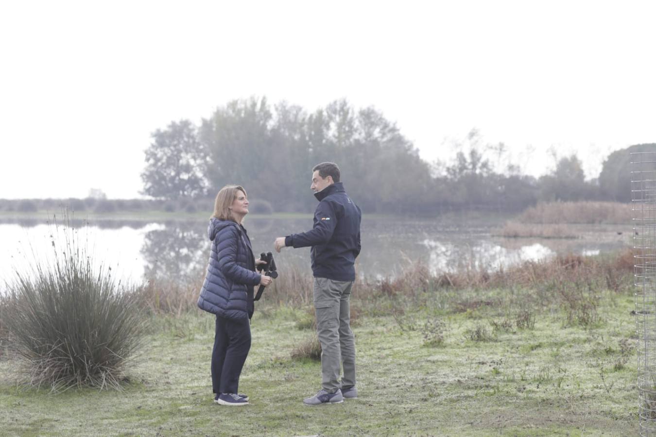 Teresa Ribera y Juan Moreno, durante su paseo por el parque nacional, previo a la firma 