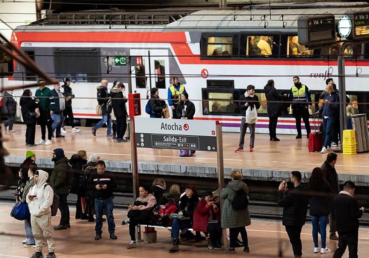 personas esperan en Atocha tras los etrasos por un descarrilamiento este domingo