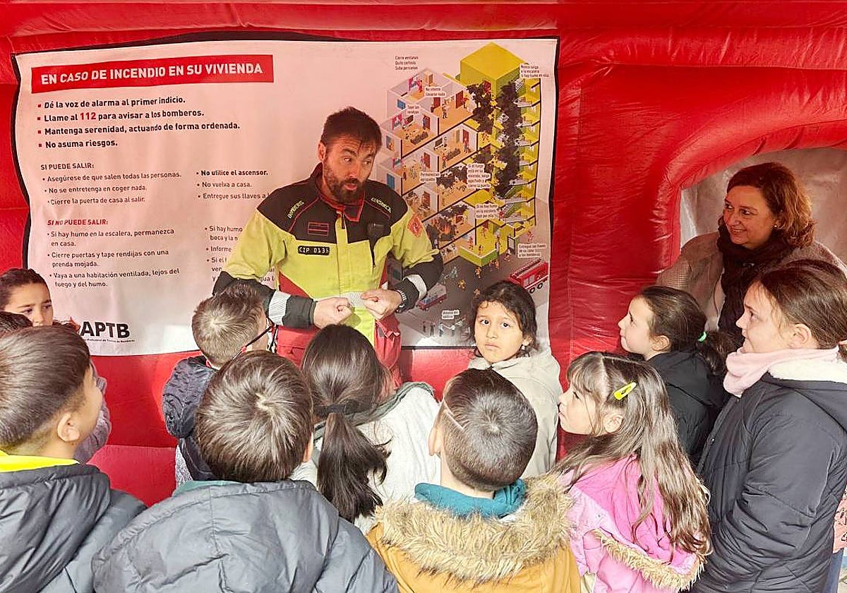 Cedillo observa a los escolares mientras reciben explicaciones sobre cómo actuar en caso de incendio