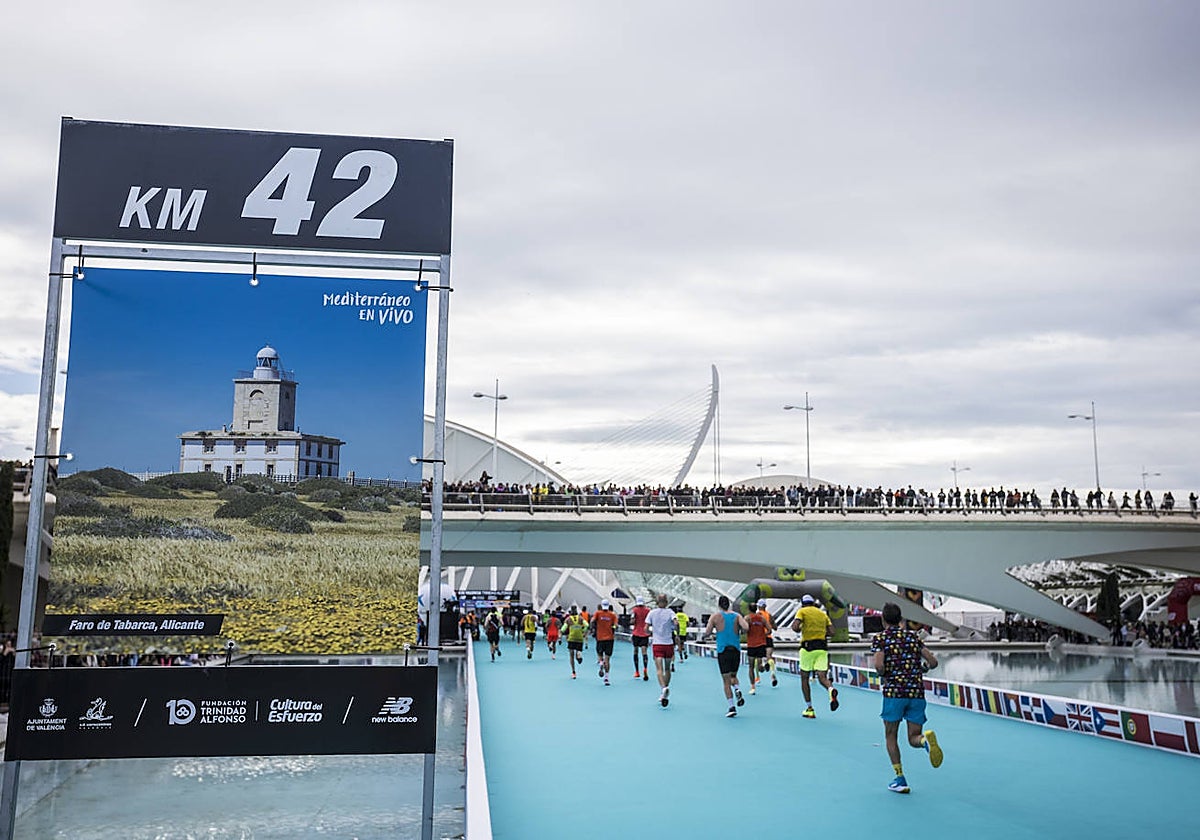 Imagen del último punto kilométrico del Maratón de Valencia