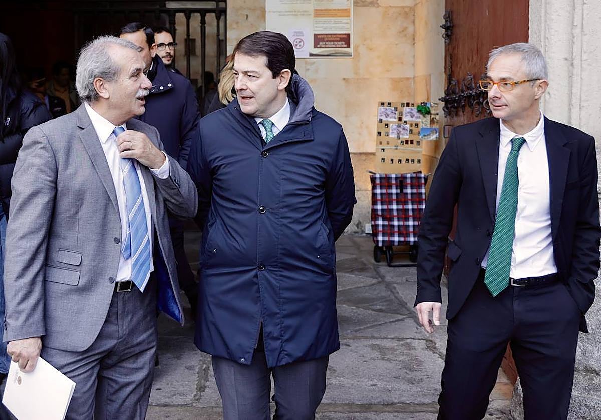 El presidente de la Junta de Castilla y León, Alfonso Fernández Mañueco, junto al rector de la Universidad de Salamanca, Ricardo Rivero, y al presidente del Consejo Consultivo, Agustín de Vega