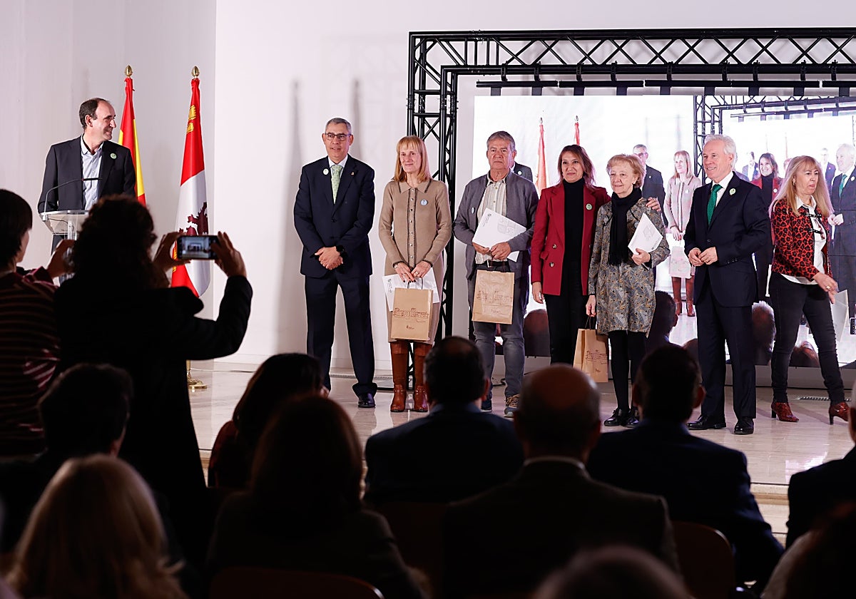 La consejera de Educación, Rocío Lucas, durante el homenaje a los profesores honoríficos
