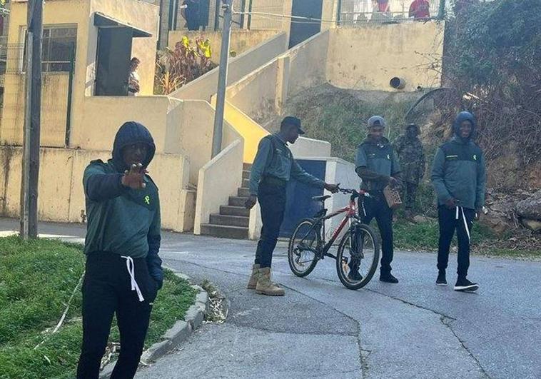 Los inmigrantes vestidos con los uniformes de la Guardia Civil