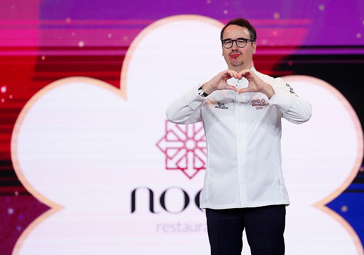 Paco Morales realiza el símbolo del corazón al recibir su tercera estrella Michelín en Barcelona