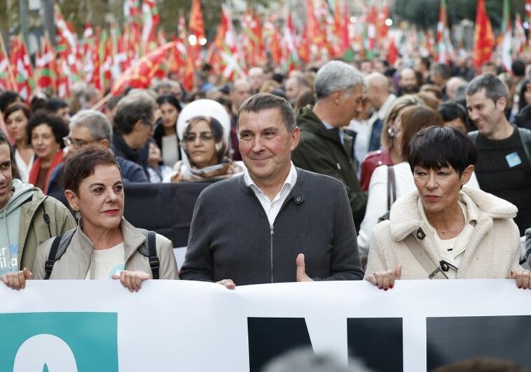 El coordinador general de EH Bildu, Arnaldo Otegui (c) junto a la portavoz en el Congreso, Mertxe Aizpurua (i)