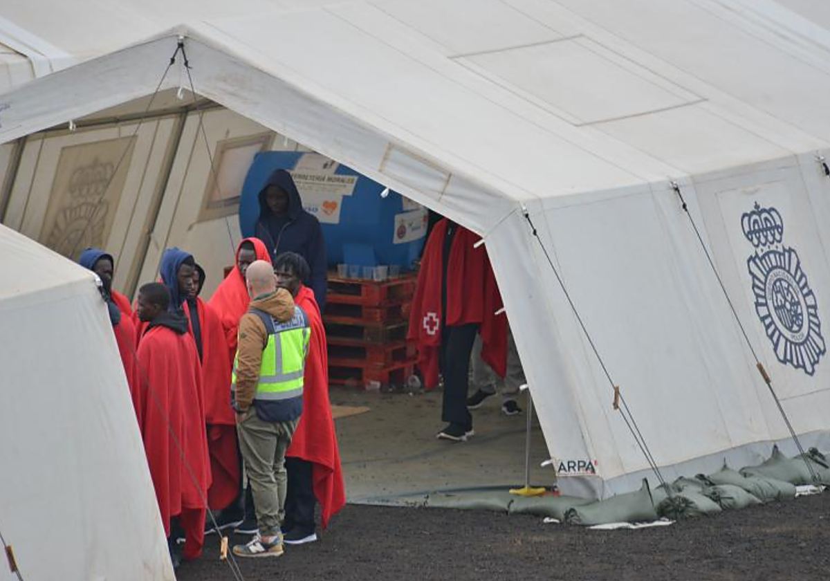 Varios migrantes en el Centro de Acogida Temporal de Extranjeros, a 27 de noviembre de 2023, en San Andrés, El Hierro