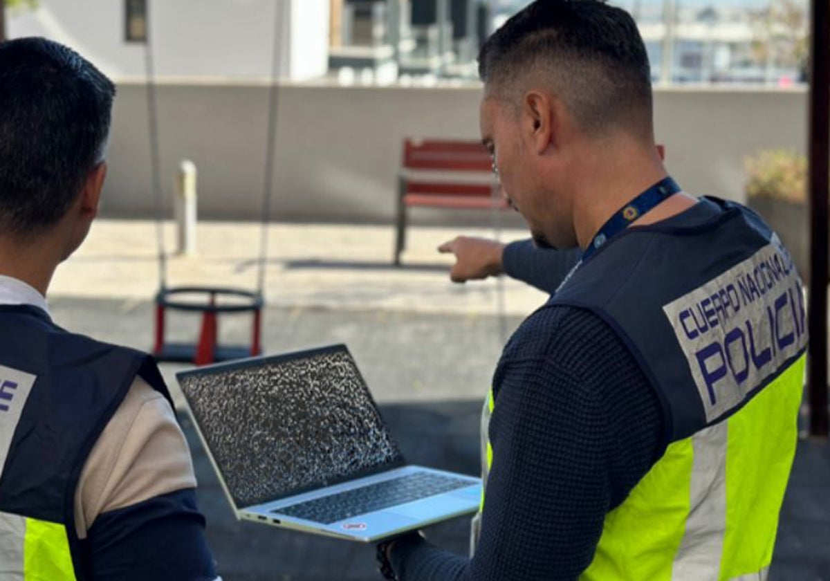 Dos agentes de Policía Nacional durante la investigación en uno de los parques de Almería.