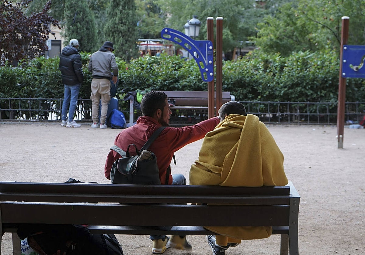 Varias personas pasan el rato en la Plaza del Dos de Mayo, en Madrid