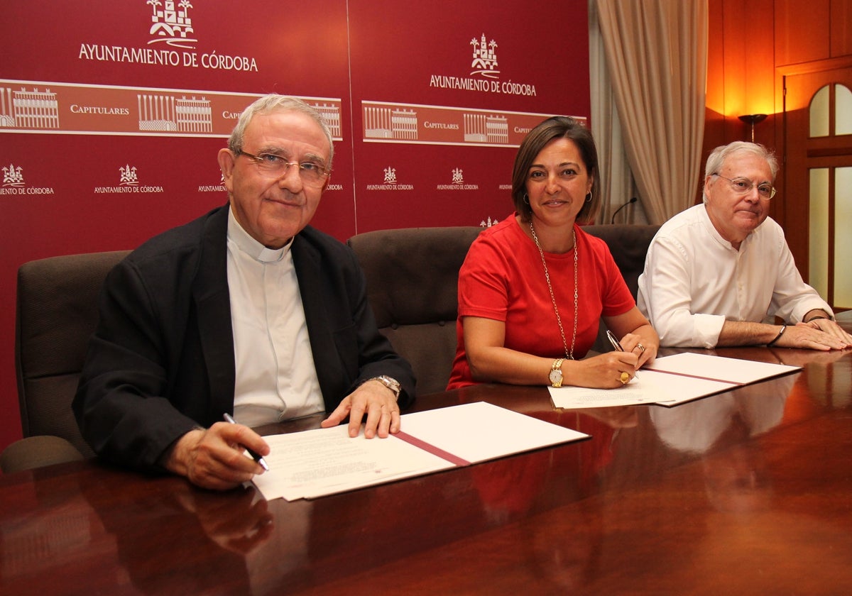 Firma del acuerdo de Isabel Ambrosio