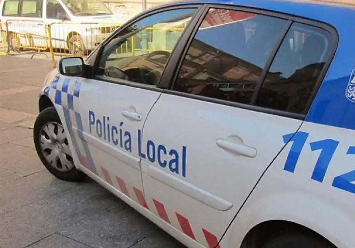 Sorprendido a gran velocidad y con dos galgos atados a la puerta del coche en un camino paralelo a la A-65