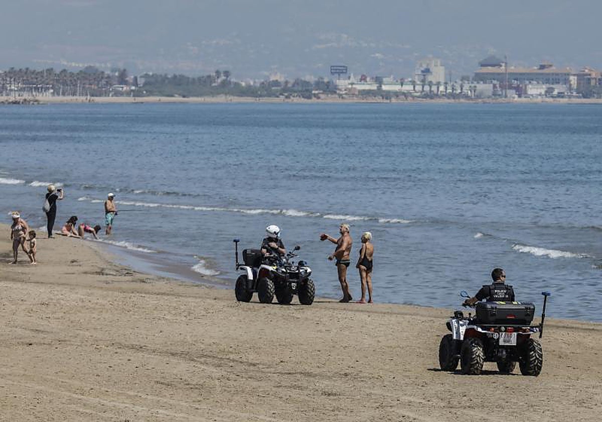 Imagen de archivo de policías en una playa de Valencia