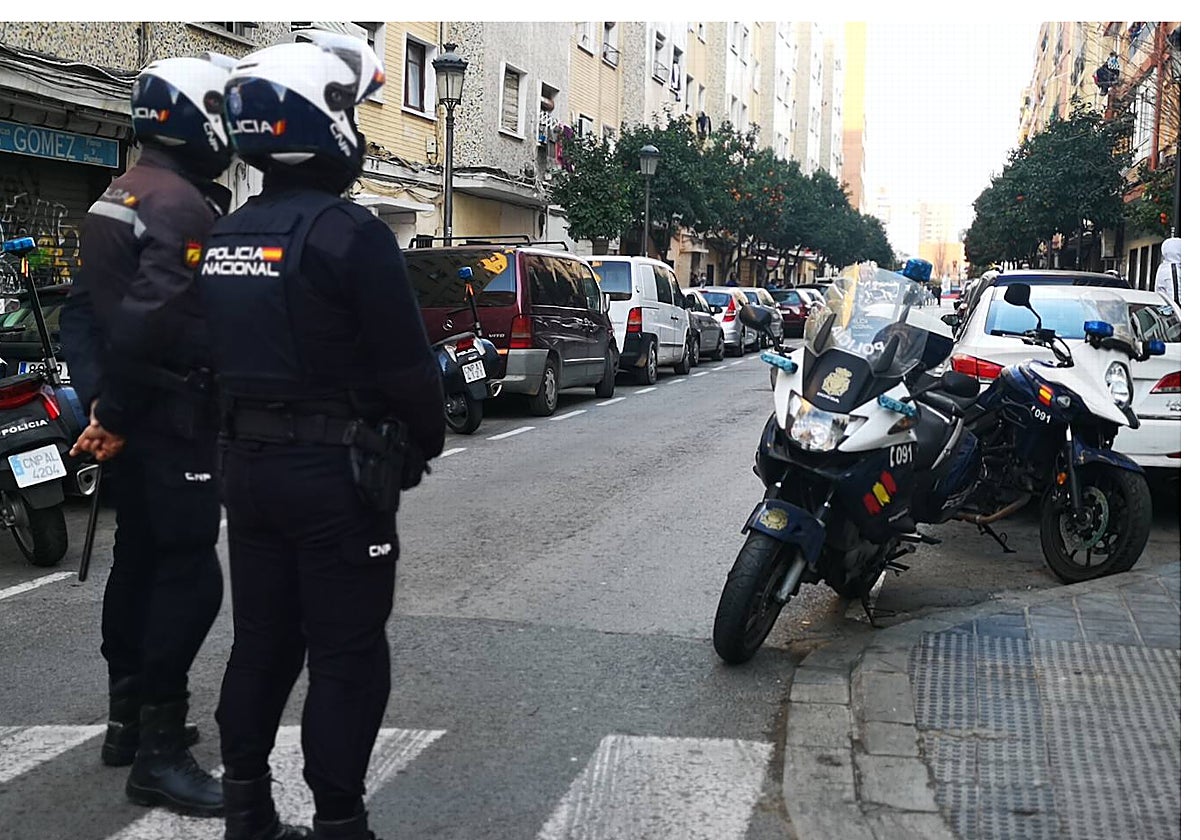 Imagen de unos agentes de la Policía Nacional tomada durante un operativo en Valencia