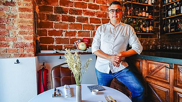Carlos Fernández, chef de Kàran Bistro en su establecimiento