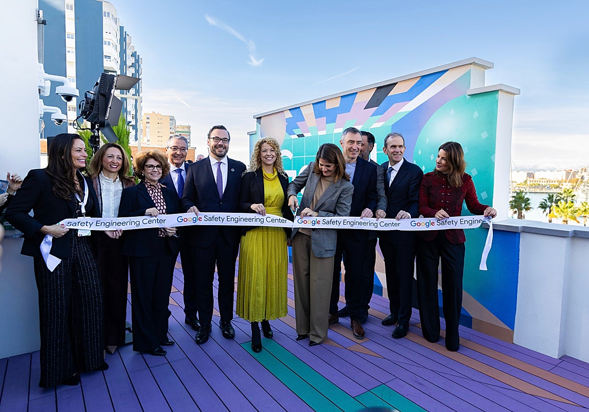 Foto de familia de las autoridades durante el corte de cinta en la inauguración del centro de ciberseguridad de Google en Málaga