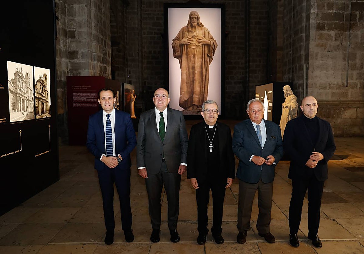 Íscar, Carnero, Argüello, Santonja y José Enrique Martín, en la inauguración de la muestra 'Venga tu reino' en la Catedral de Valladolid