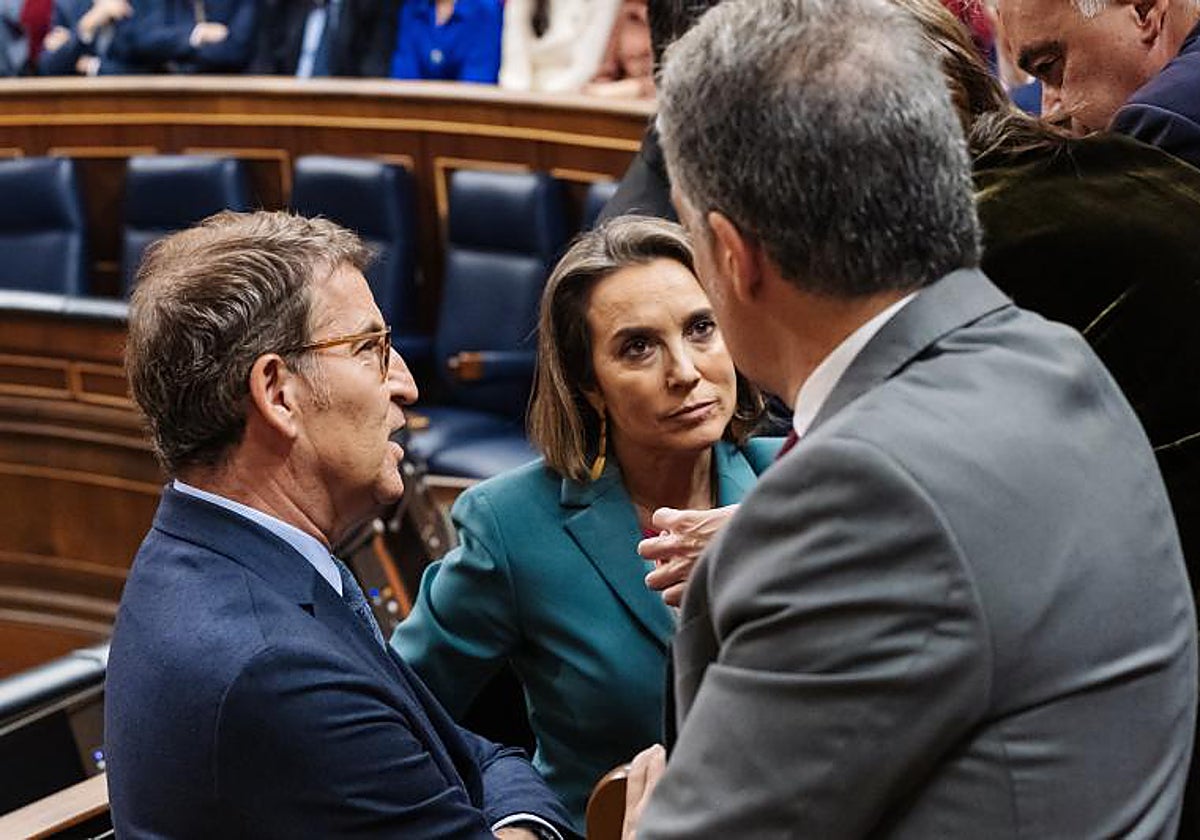 Alberto Núñez Feijóo junto a Cuca Gamarra durante la sesión de este miércoles en el Congreso de los Diputados