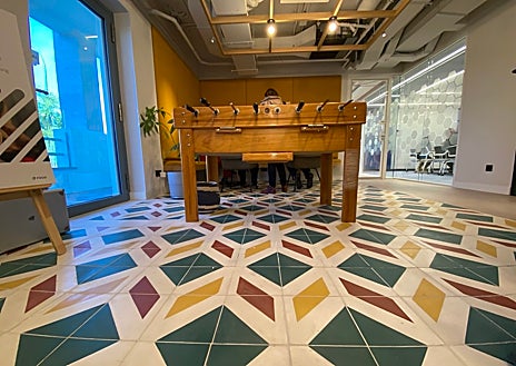 Imagen secundaria 1 - Áreas de trabajo y zonas de esparcimiento del edificio