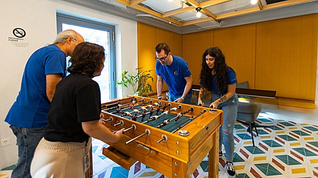 Trabajadores juegan al futbolín en una de las salas del centro