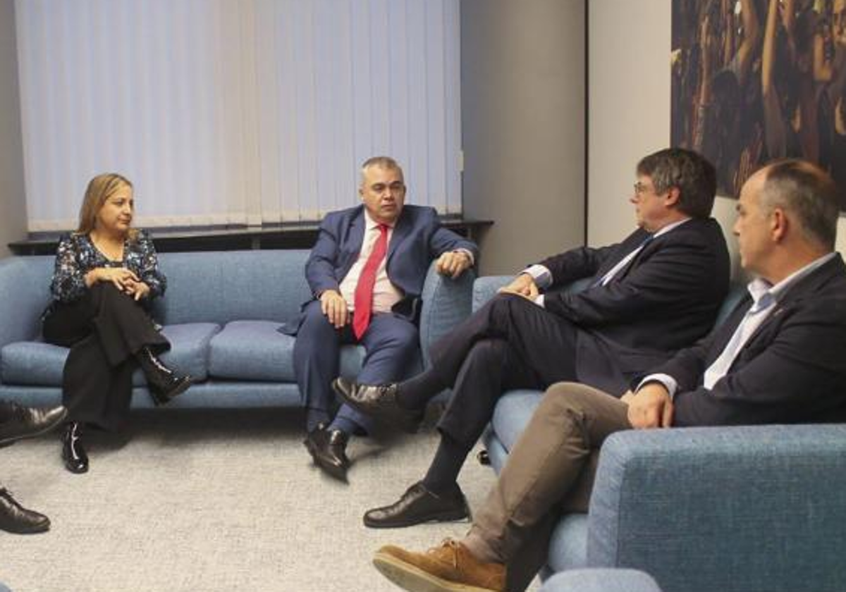 Iratxe García, Santos Cerdán, Carles Puigdemont y Jordi Turull, reunidos en el despacho del expresidente autonómico del Parlamento Europeo, el 30 de octubre