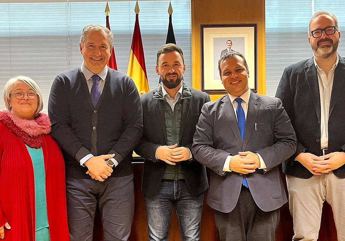 Alicia Torija (Más Madrid), José Cepeda (PSOE), Andrés Navarro (PP), junto al presidente y vicepresidente de la Comisión de Digitalización de la Asamblea de Madrid, tras el acuerdo de este miércoles