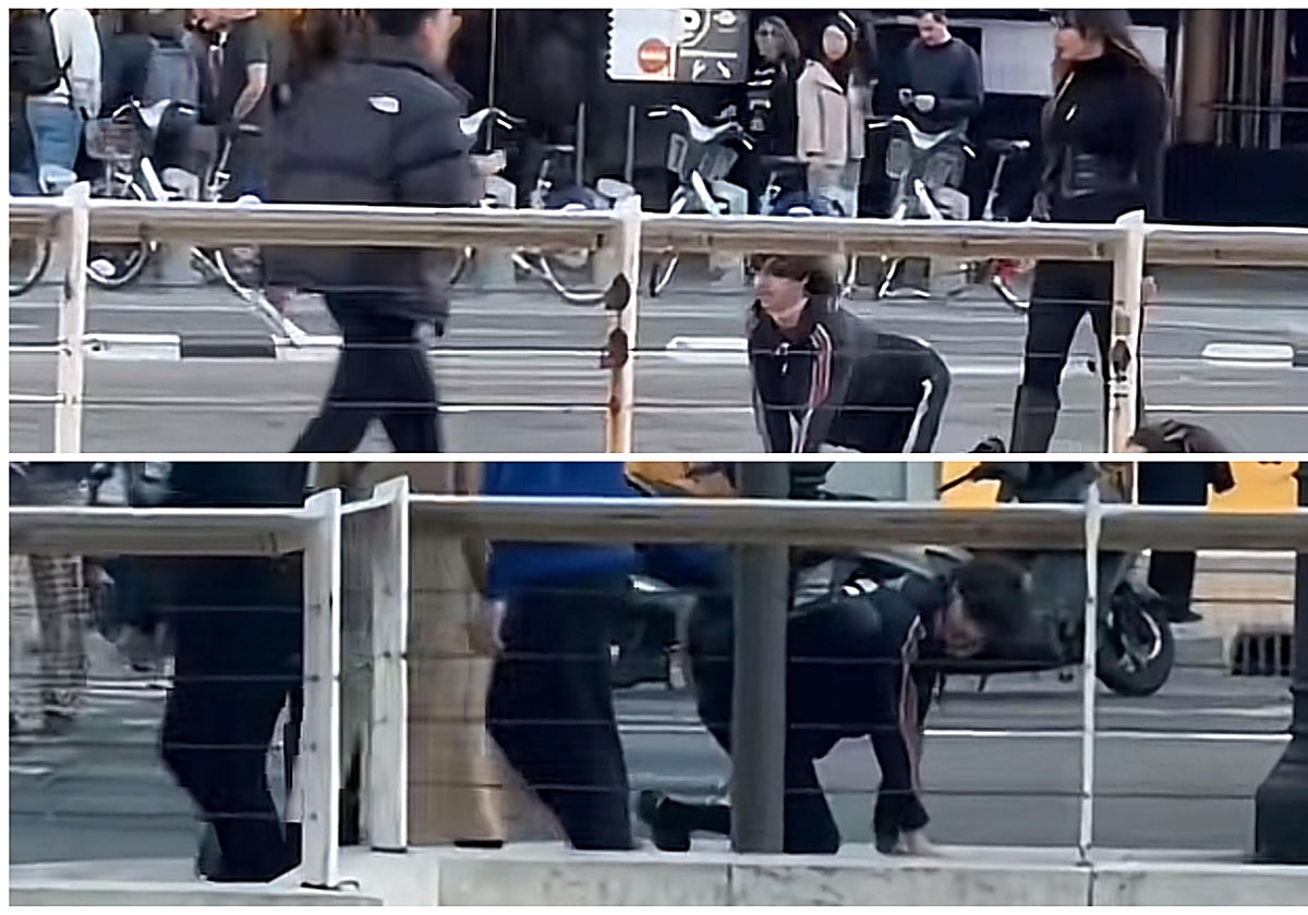 Una mujer pasea a un hombre con correa como si fuera un perro en Valencia