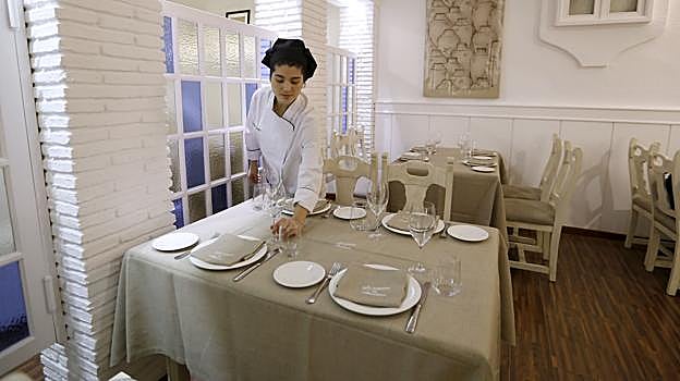 Preparación de un sevicio en La Taberna de Almodóvar