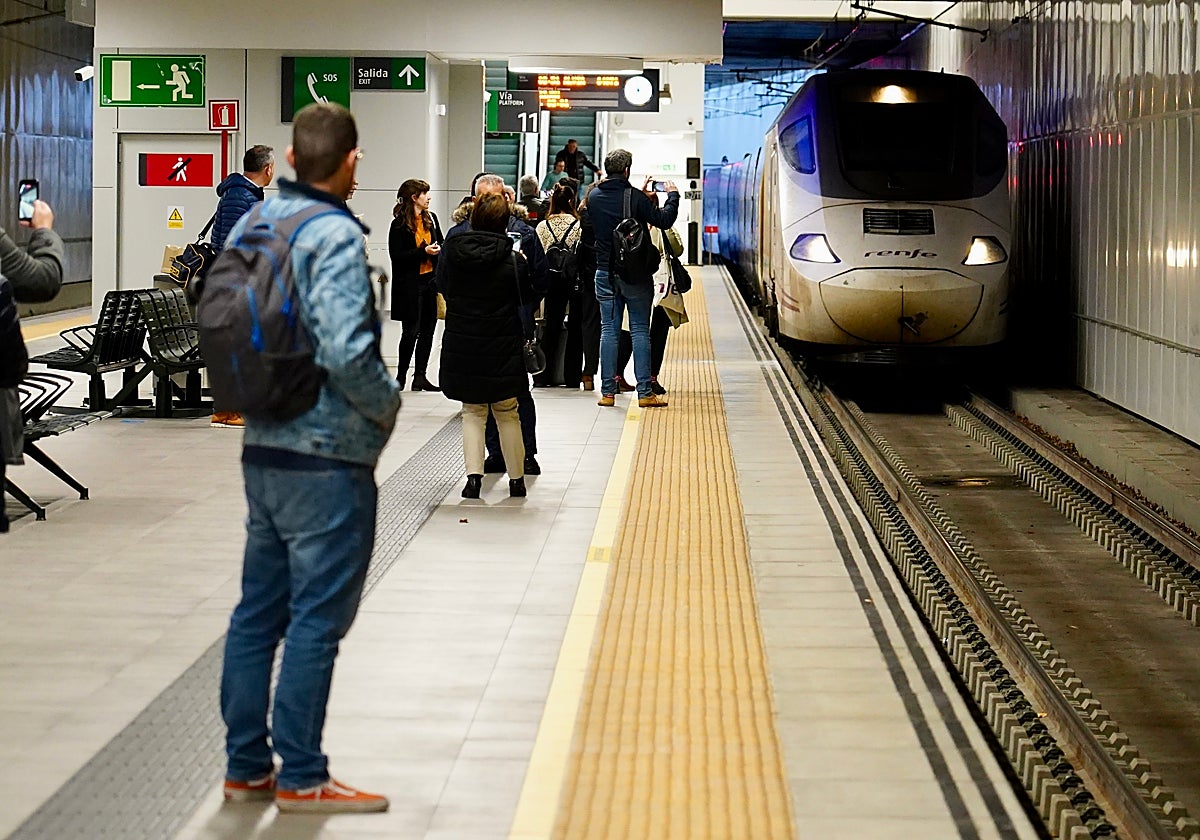 Viaje comercial inaugural de la alta velocidad a Asturias a su llegada a la estación de León