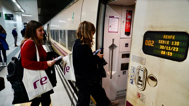 Viajeros subiendo al primer tres d ela Alta Velocidad Madrid-Asturias en la estación de León