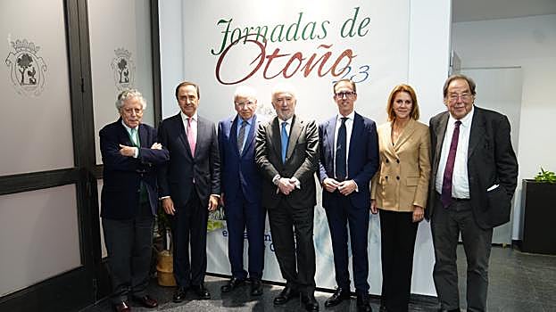 El presidente de Covap, con los ponentes de la primera sesión de las Jornadas de Otoño