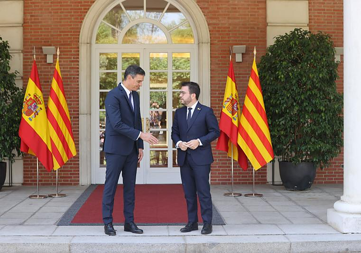 El presidente del Gobierno, Pedro Sánchez, y el presidente de la Generalitat, Pere Aragonès, en la Moncloa, antes de la reunión de julio de 2022