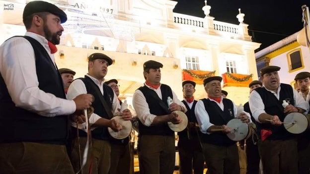 Los mochileros de Gaena interpretan sus tradicionales villancicos en el Ayuntamiento