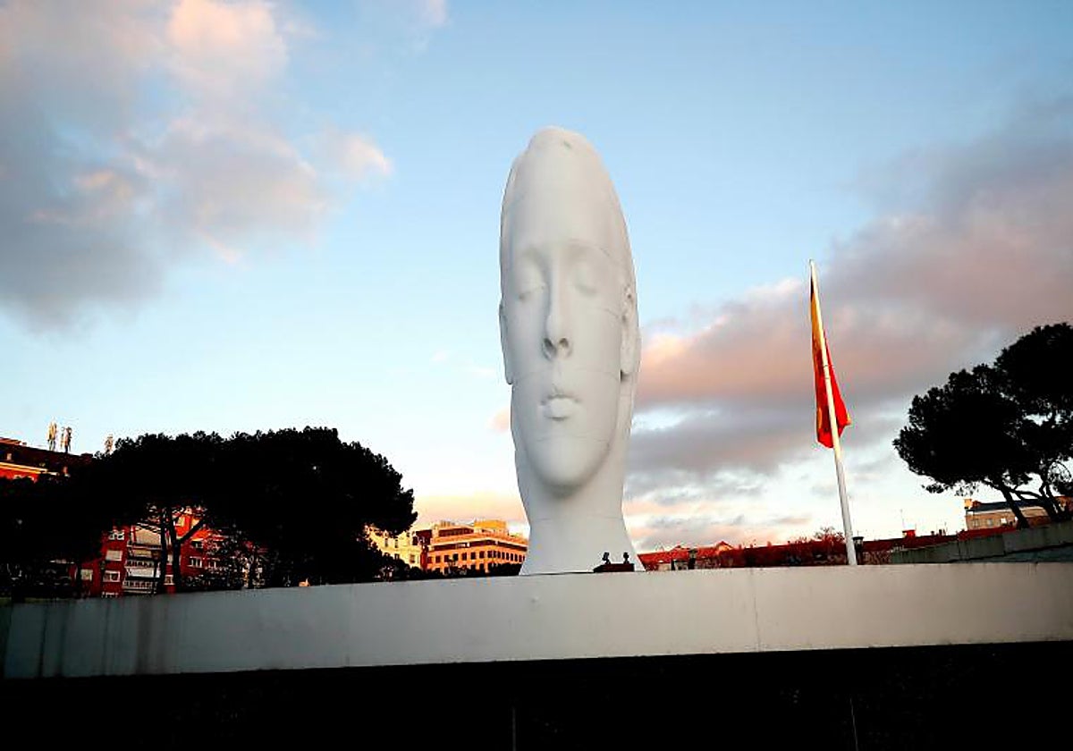 Vista de 'Julia', una escultura blanca de doce metros de altura que representa la cabeza de una niña con los ojos cerrados del artista catalán Jaume Plensa