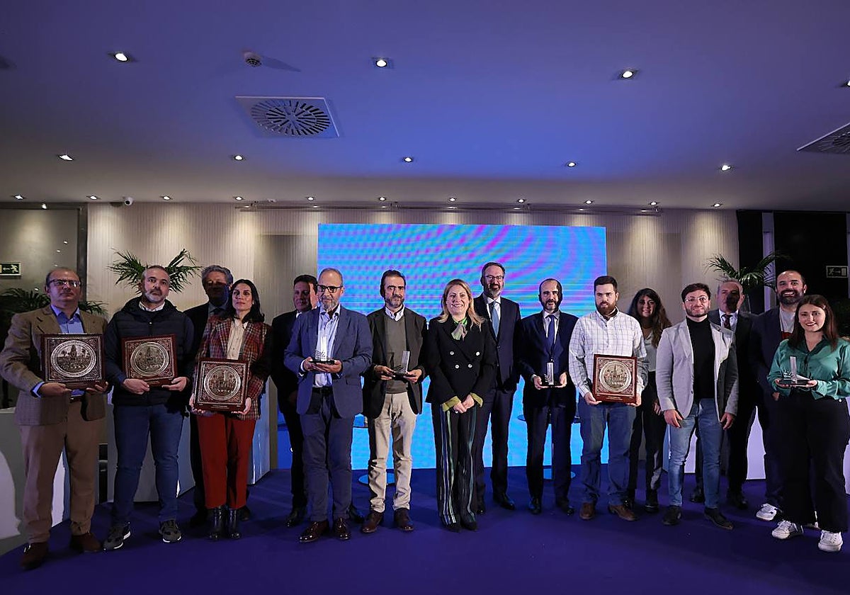 Los premiados, con los responsables de la Fundación Magtel