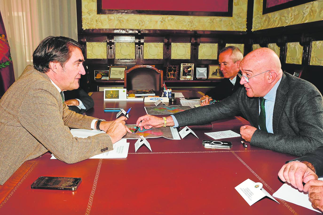 El consejero Suárez Quiñones, , en su última reunión con el alcalde Jesús Julio Carnero