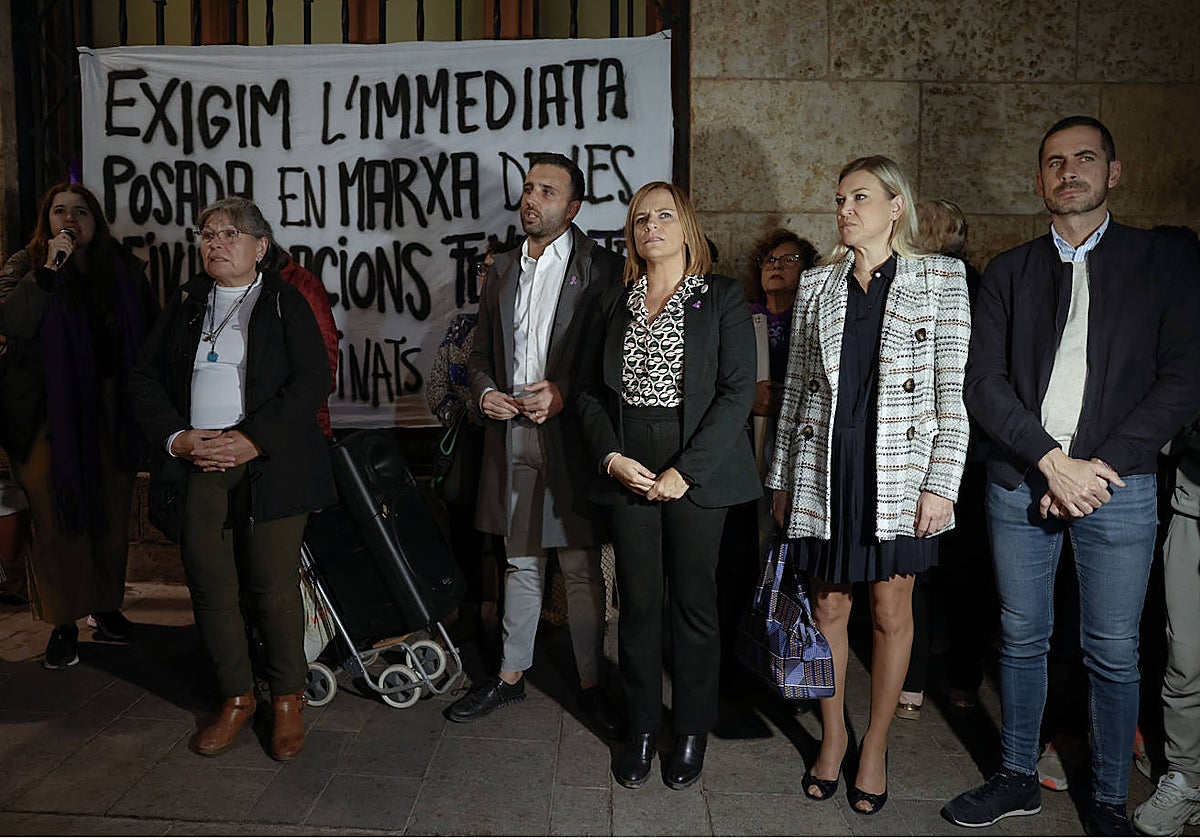 Imagen de la concentración de repulsa contra el asesinato machista en Sagunto